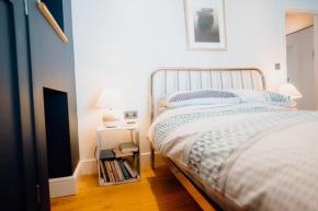 Lofty, elevated luxury apartment at Tenby Harbour